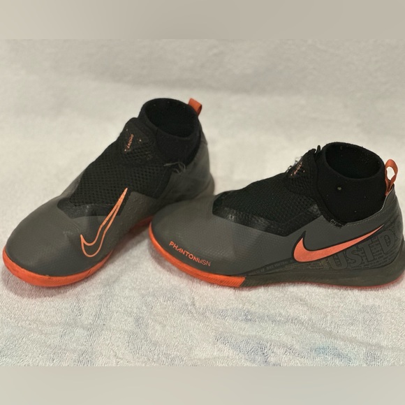 Boys Sz 2Y Nike Phantom Indoor Soccer Shoes - Picture 3 of 3